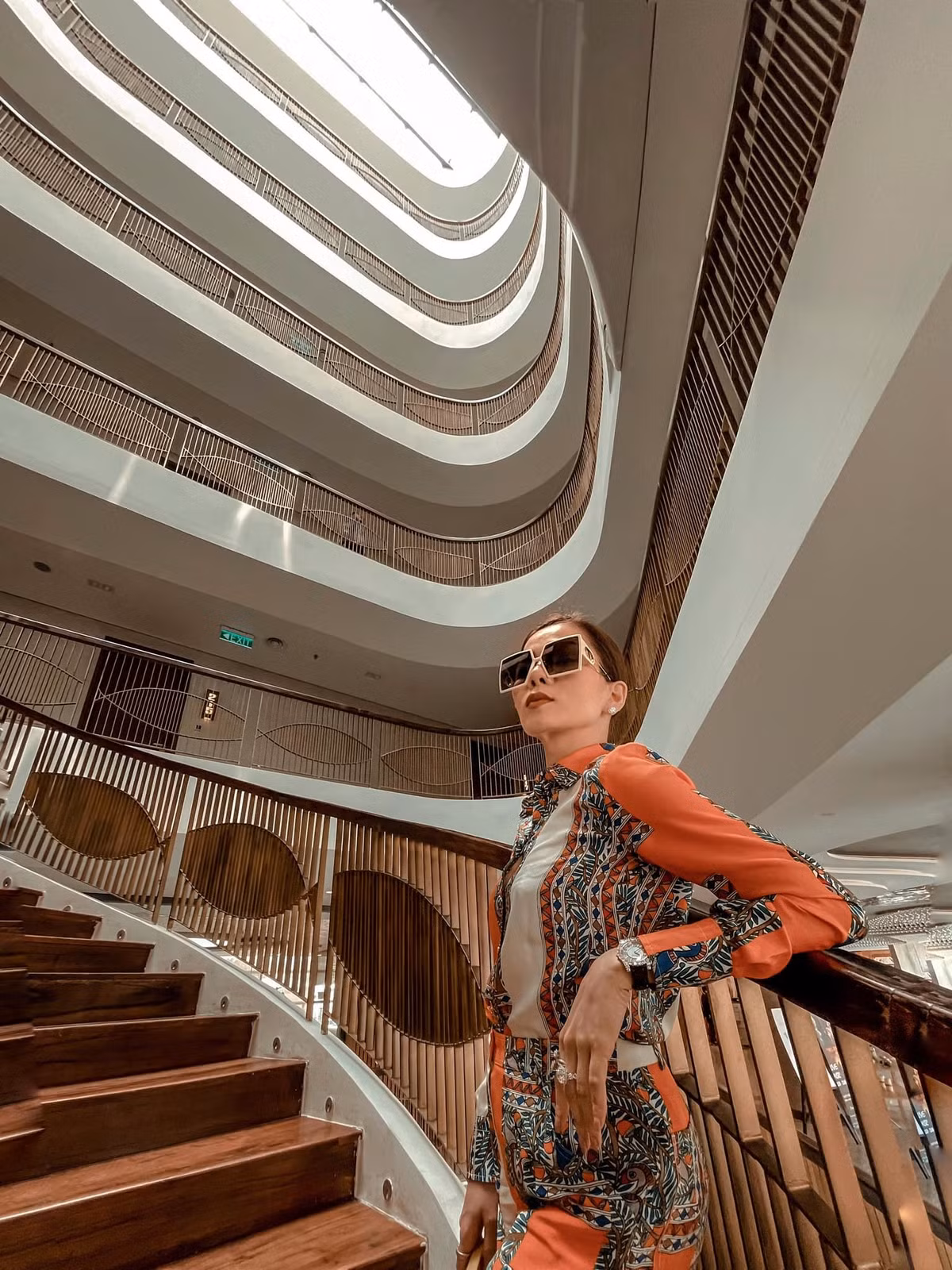 Lệ Quyên viết: "Đến được những nấc thang hạnh phúc với bao điều tốt đẹp, viên mãn đủ đầy, mộng mơ như ý, bạn phải bước từng bước chắc chắn dưới mặt đất sần sùi, gập ghềnh sỏi đá trước".