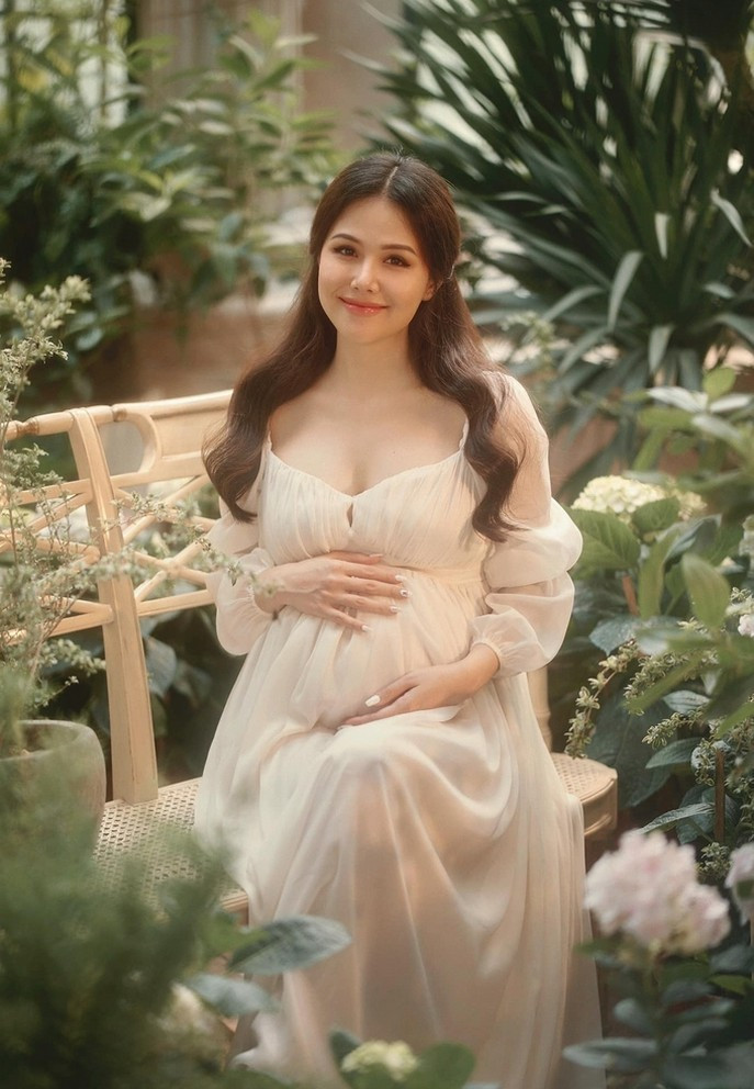 Phanh Lee thực hiện bộ ảnh kỷ niệm trong lần mang thai con đầu lòng.