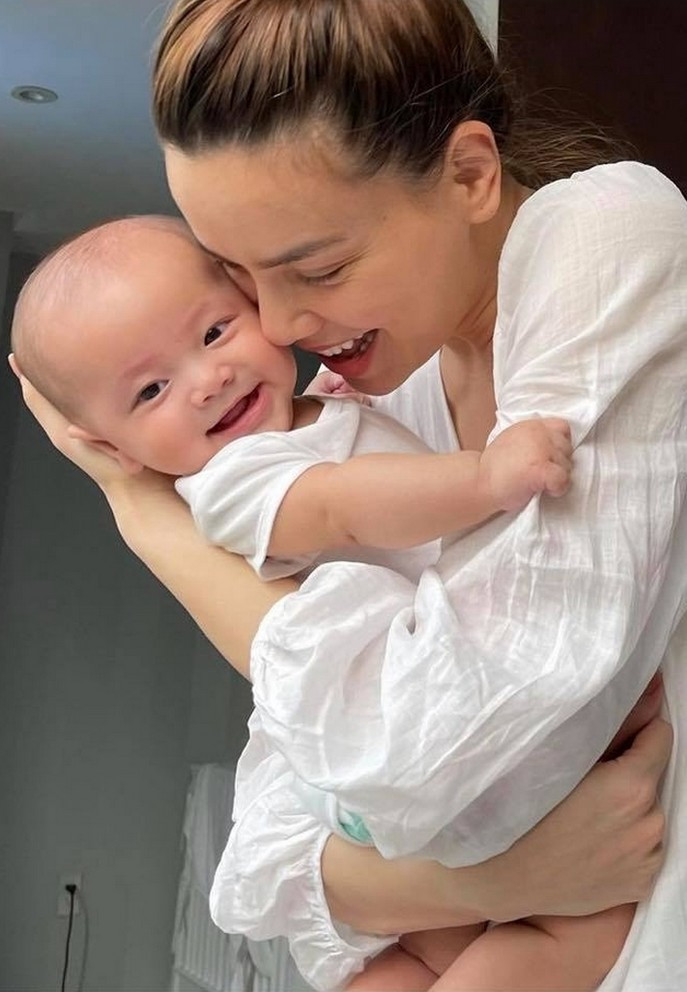Hà Hồ có khoảnh khắc bình yên bên con gái Lisa.