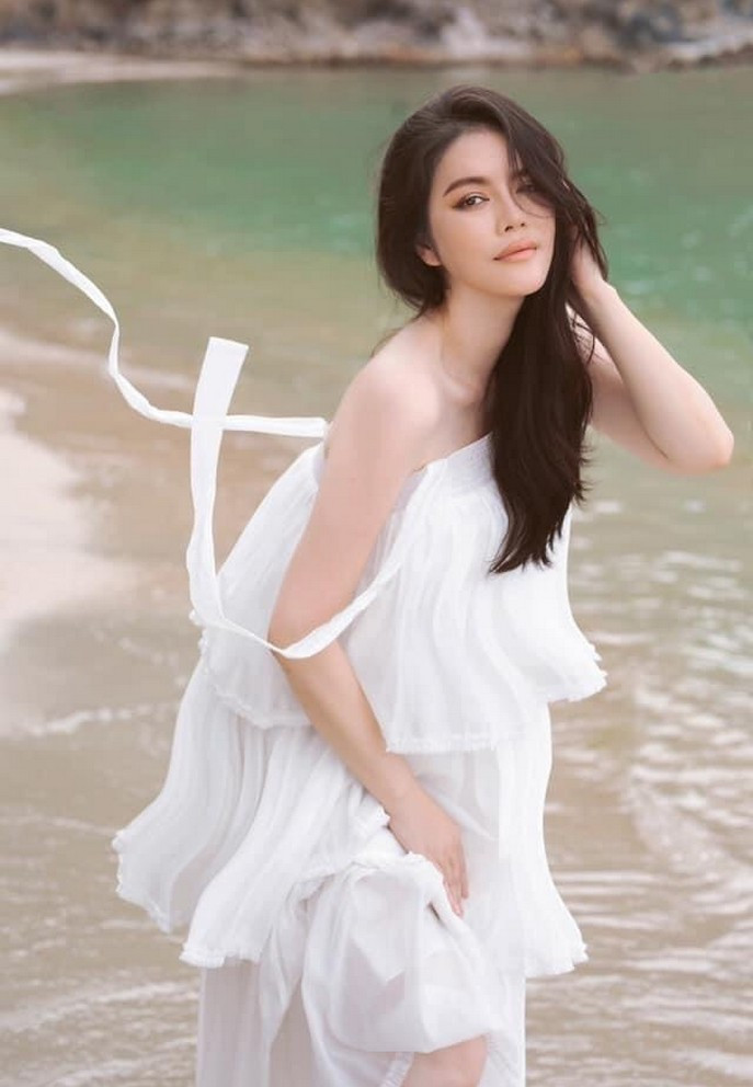 Lý Nhã Kỳ được khen dịu dàng khi diện váy trắng dạo biển.