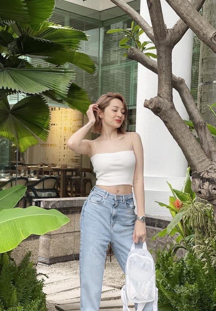 Bảo Anh khoe vóc dáng chuẩn với trang phục dạo phố năng động.