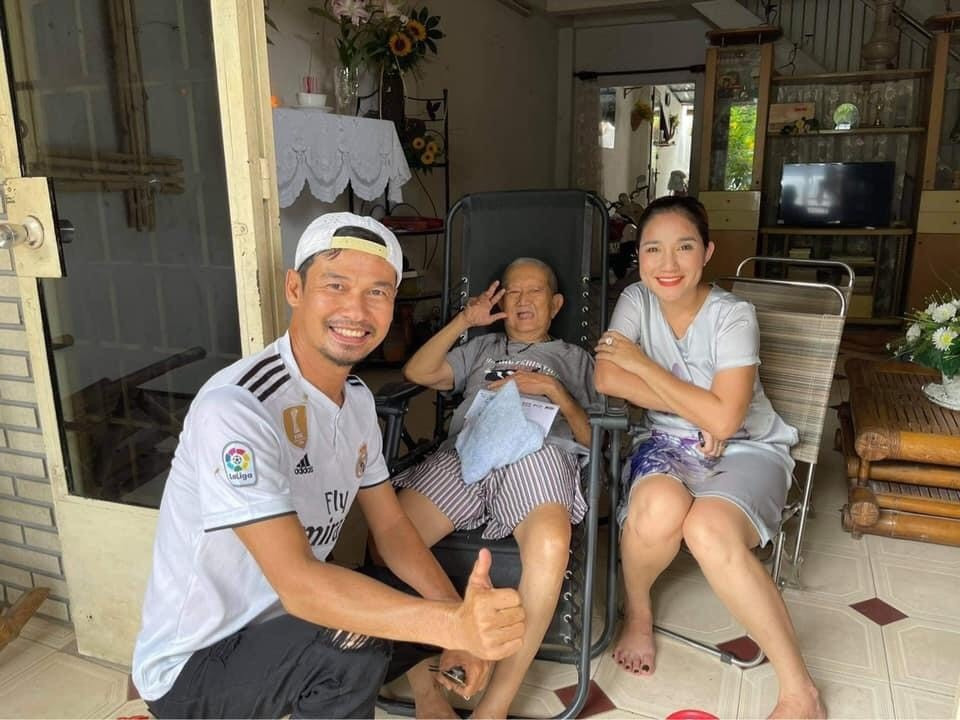 Diễn viên Cát Tường và Tiết Cương đến thăm nghệ sĩ Mạc Can. Cả hai cập nhật tình hình ông đã khỏe hơn sau bạo bệnh.