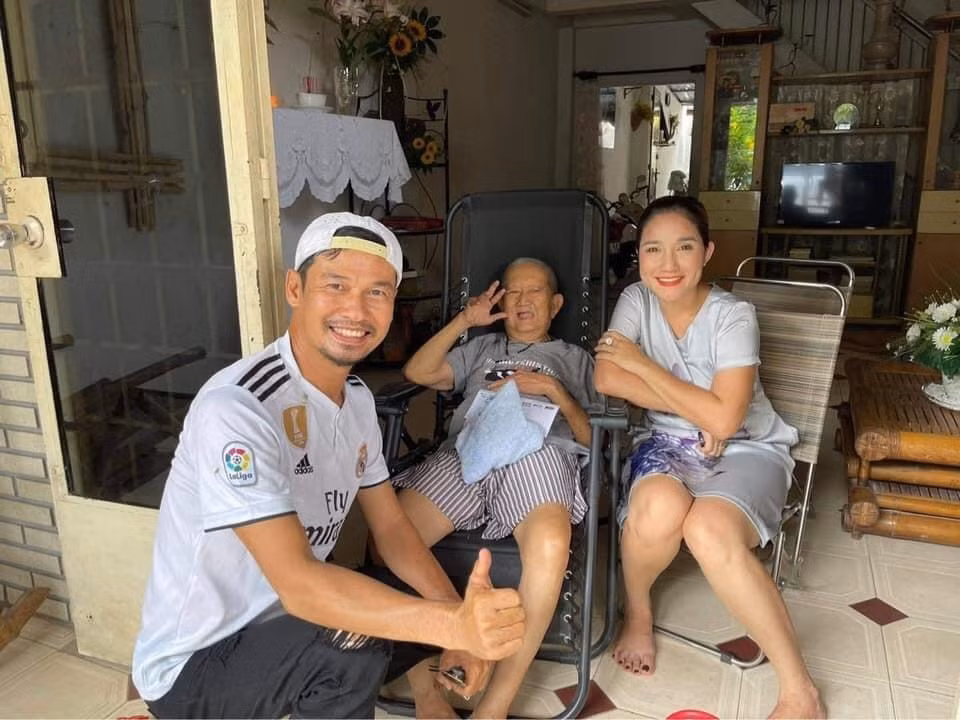 Diễn viên Cát Tường và Tiết Cương đến thăm nghệ sĩ Mạc Can. Cả hai cập nhật tình hình ông đã khỏe hơn sau bạo bệnh.