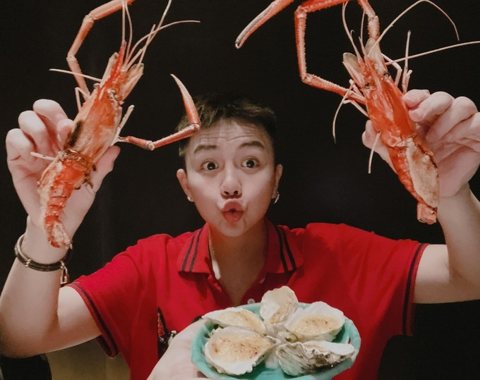 Duy Khánh hạnh phúc khi được thưởng thức hải sản tươi ngon bên bạn bè.