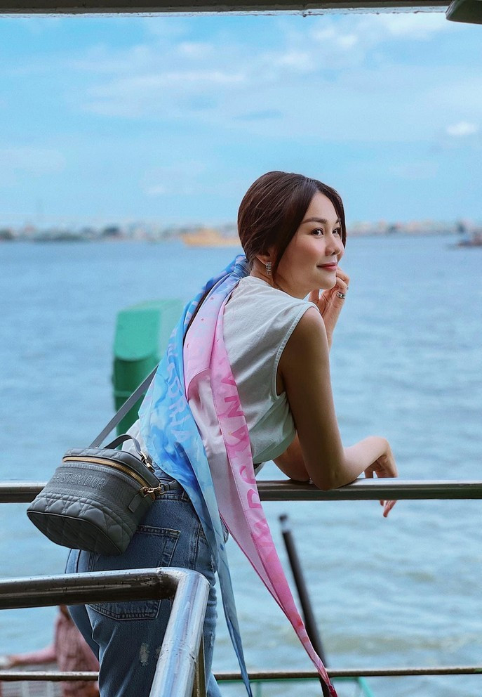 Sao Việt Thanh Hằng ngắm biển chiều hoàng hôn. Nữ siêu mẫu ví vẻ ngoài của mình lúc này trông giống nàng thơ.