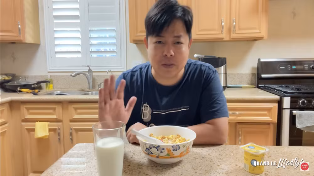 Quang Le khoe an tom hum, mua dan may 30.000 do vut xo