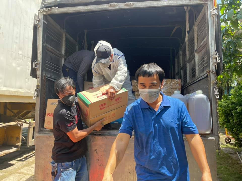 Hình ảnh mới nhất Quyền Linh cập nhật đi làm từ thiện, nhiều khán giả cho biết họ rơi nước mắt khi xem.