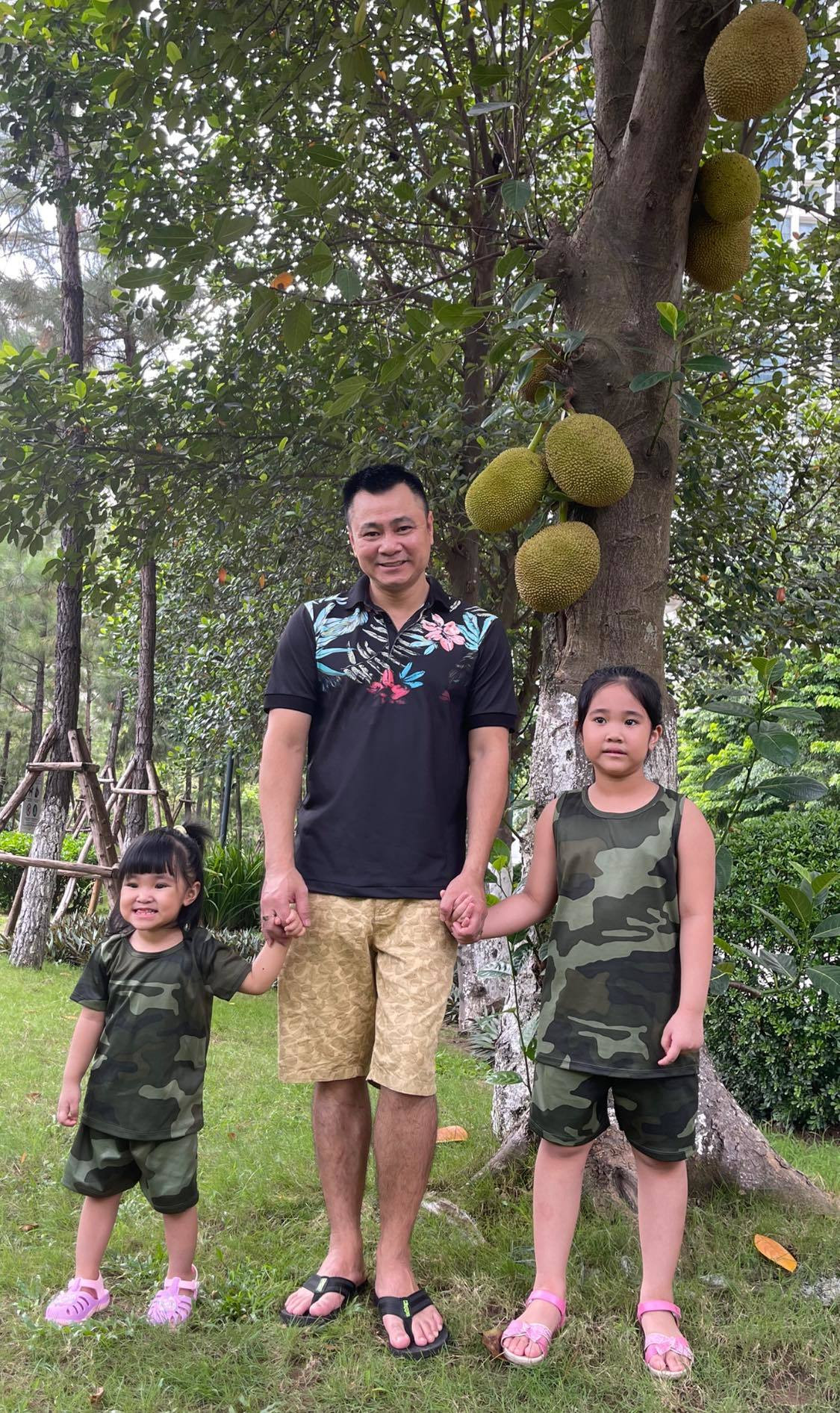 Tự Long dắt các con vào vườn mít sai quả.