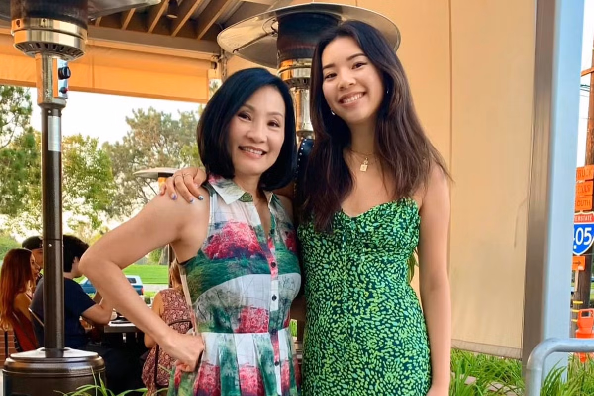 Hồng Đào hạnh phúc nhìn con gái lớn khôn.