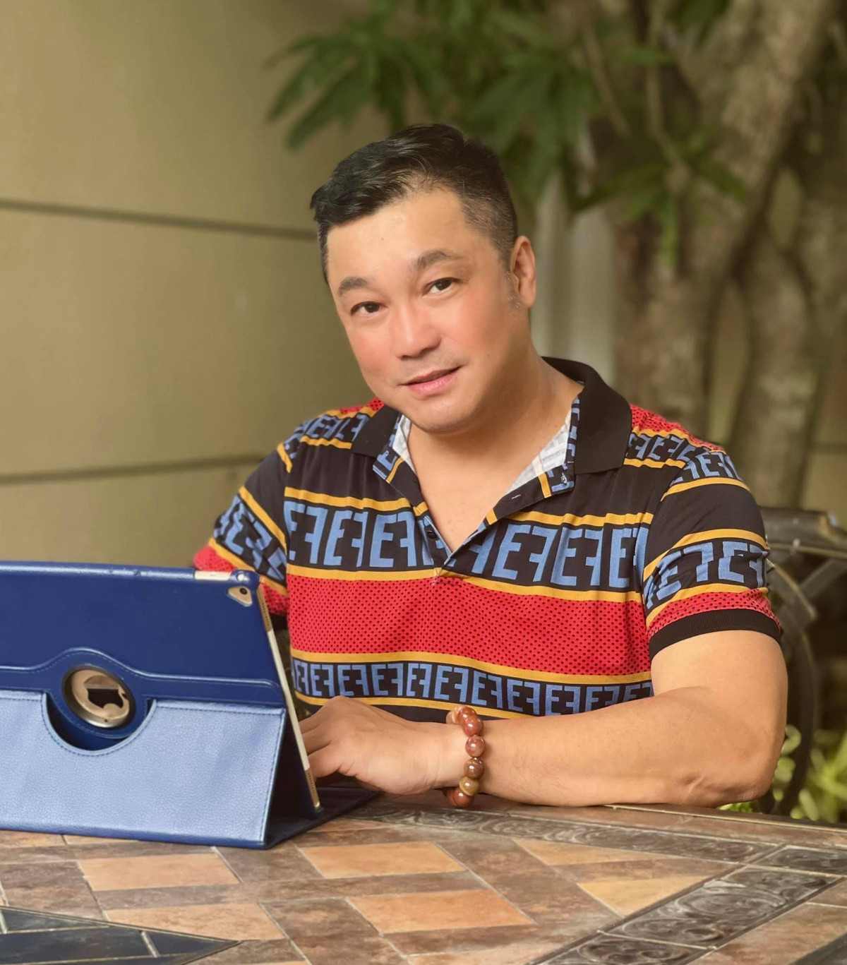 Lý Hùng thảnh thơi làm việc online trong vườn.