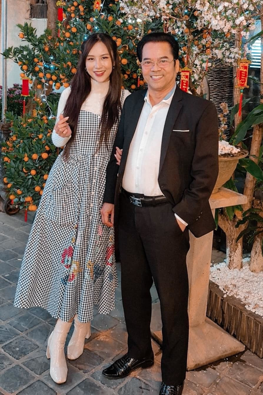 Trần Hoàng Anh Phương sinh năm 1996, là con gái của NSND Trần Nhượng với người vợ thứ hai. Cô đã tốt nghiệp ĐH Sân khấu Điện ảnh Hà Nội. Tiết lộ về người bố nổi tiếng, Anh Phương cho biết mình là người giống bố nhất về cả ngoại hình lẫn tính cách. Đặc biệt, hai bố con Anh Phương đều thích đồ công nghệ.