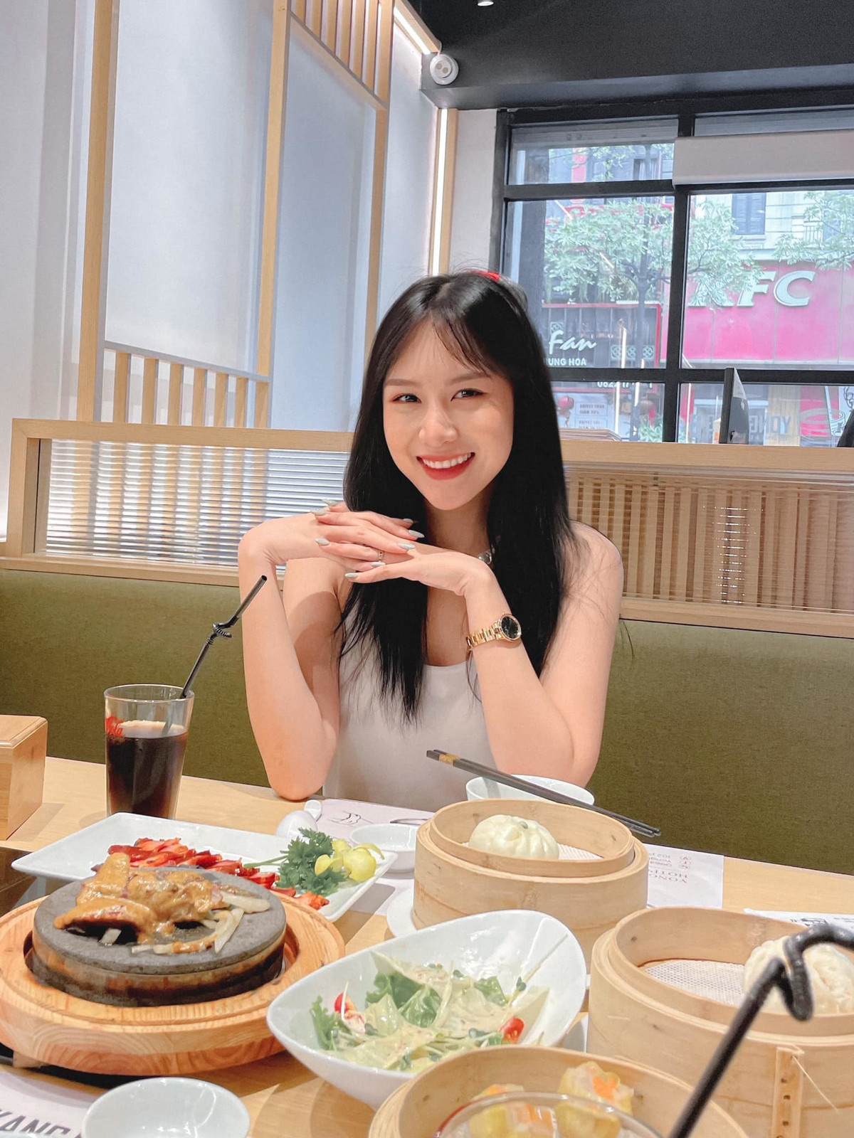 Đôi khi Anh Phương cũng rất nữ tính và sexy. Với lợi thế vóc dáng thon gọn cùng những đường cong quyến rũ, Anh Phương cũng rất ưa chuộng những trang phục giúp tôn lên vẻ gợi cảm của mình.