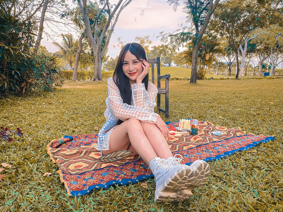 Cô chia sẻ: "Mọi người hay nghĩ có bố là diễn viên nổi tiếng chắc hẳn công việc của mình sẽ dễ dàng hơn nhưng thế hệ của bố và của tôi rất khác nhau. Tôi cũng không muốn dựa vào danh tiếng của bố nên mọi việc đều tự làm từ con số 0".