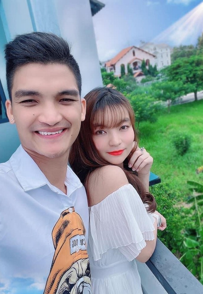 Mạc Văn Khoa tình cảm selfie cùng vợ. "Thanh xuân như một tách trà, đẻ 1-2 đứa vẫn là thanh xuân", anh ngẫu hứng làm thơ tặng bà xã.