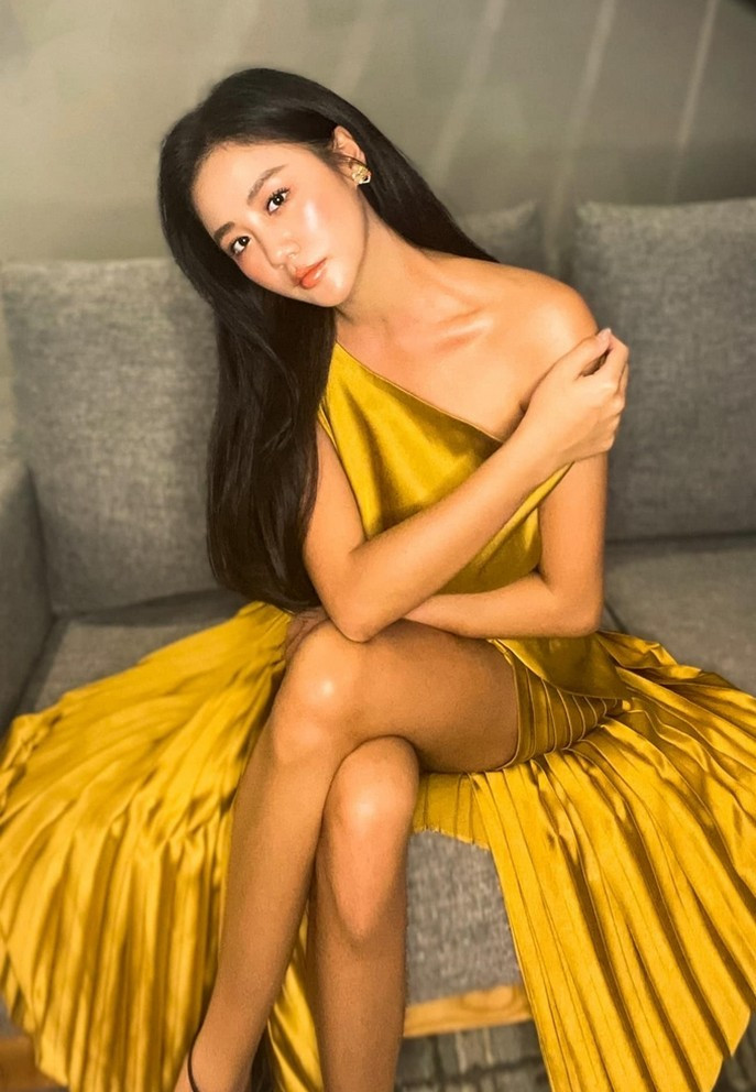 Văn Mai Hương diện váy gợi cảm khoe chân thon dù không được đi hát.