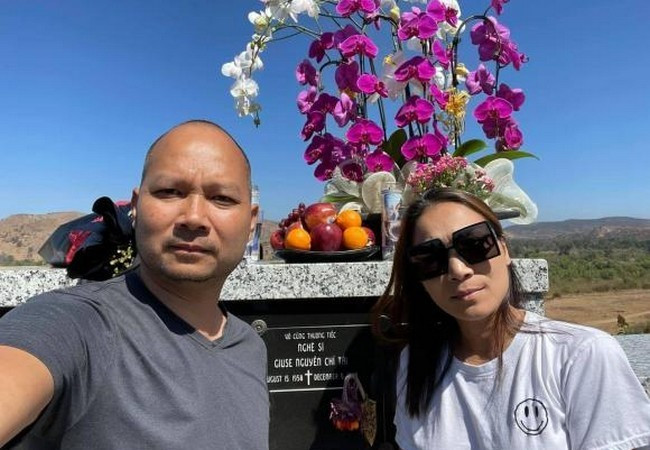 Vợ chồng ca sĩ Hồng Ngọc đến thăm mộ đàn anh Chí Tài tại Mỹ.