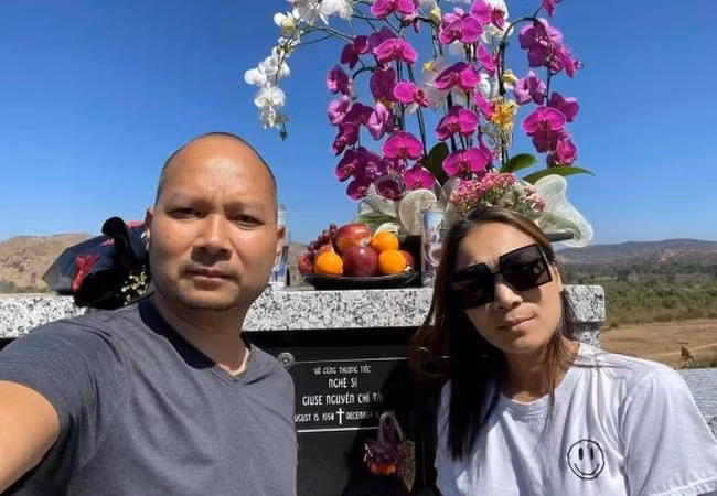 Vợ chồng ca sĩ Hồng Ngọc đến thăm mộ đàn anh Chí Tài tại Mỹ.