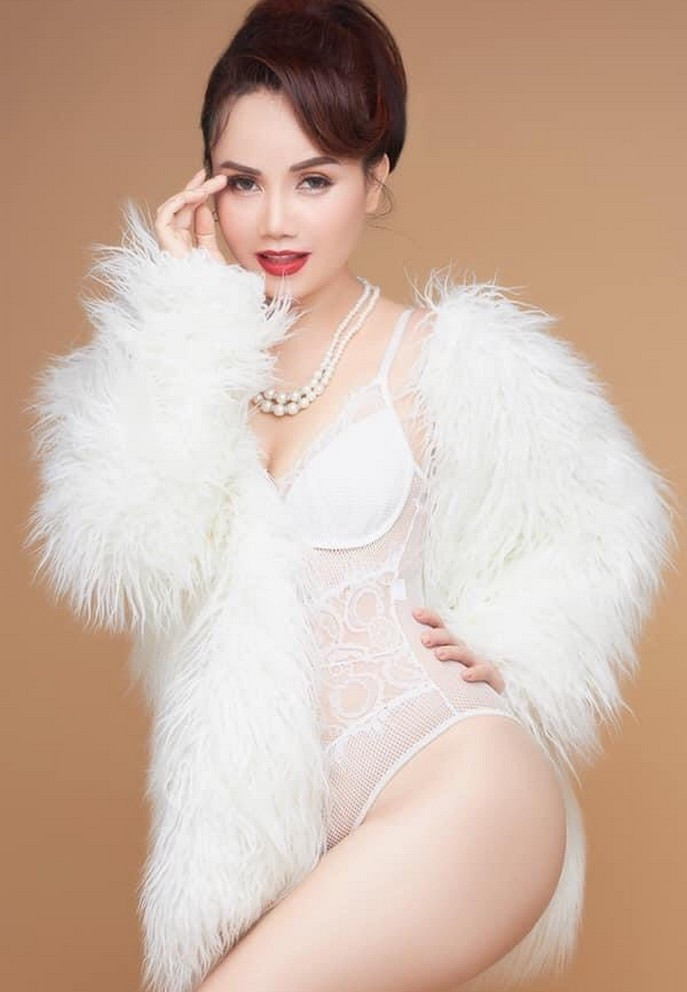 Diễn viên Hoàng Yến khoe sắc vóc gợi cảm. Cô tự động viên cần yêu lấy bản thân sau những giông tố cuộc đời.