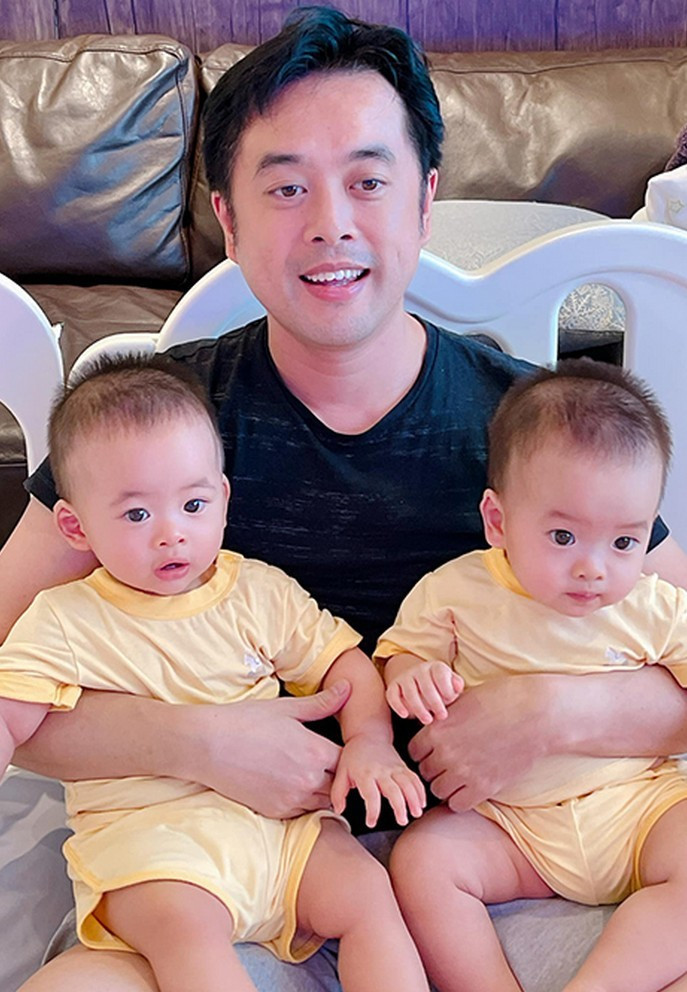 Dương Khắc Linh được nhận xét ra dáng ông bố 'bỉm sửa' khi chăm cặp song sinh.
