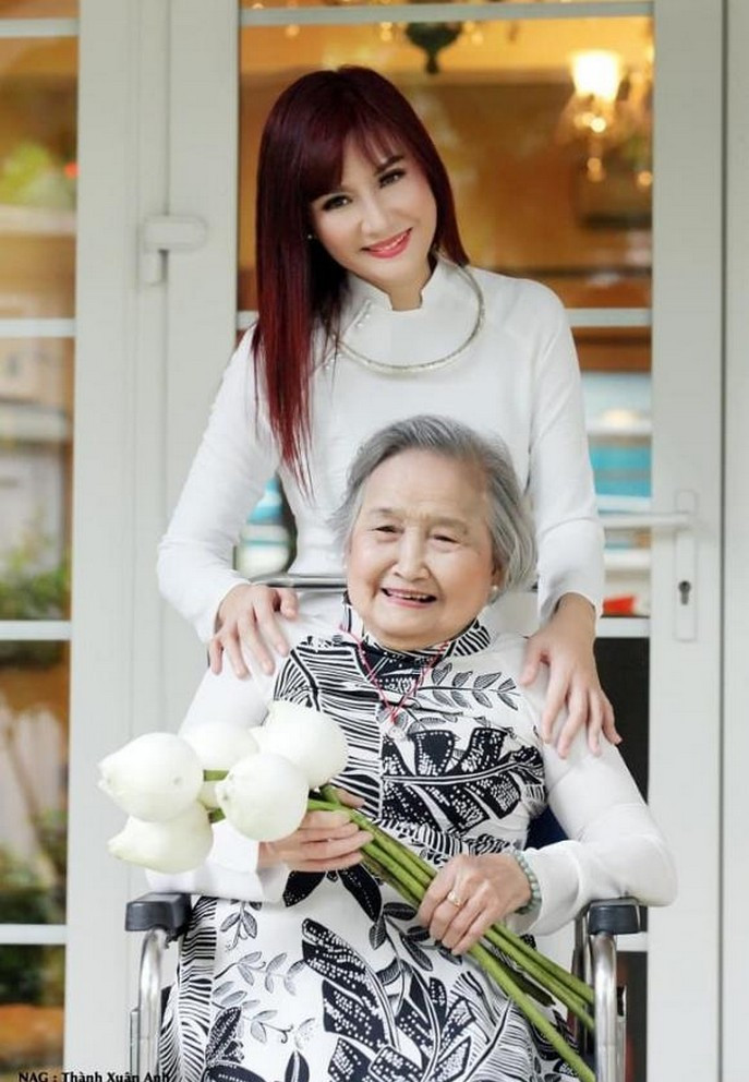 Diễn viên Hiền Mai đăng ảnh chụp cùng mẹ dịp tròn một năm bà mất.