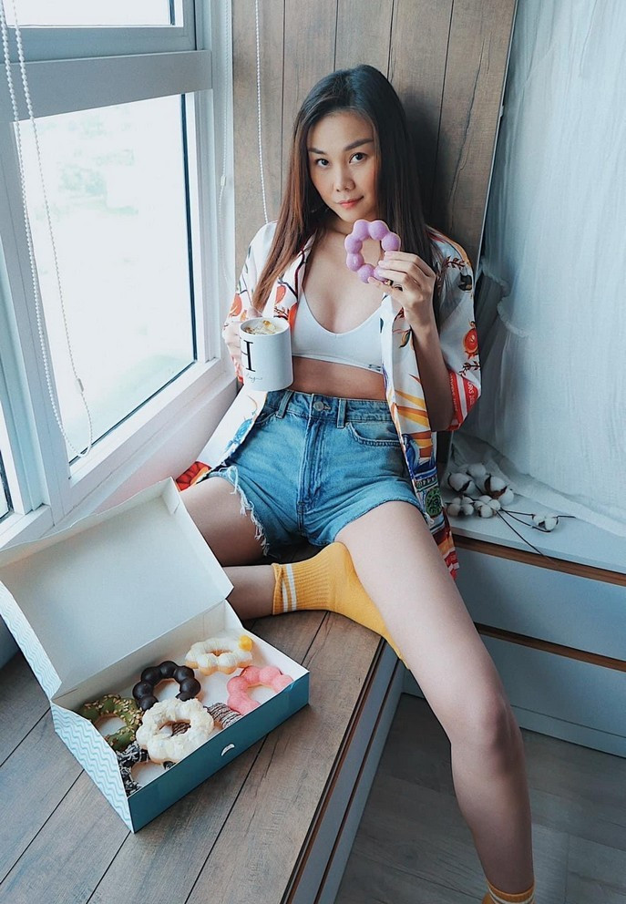 Thanh Hằng dù sợ mập nhưng vẫn ăn một chiếc bánh ngọt để tâm trạng vui hơn.