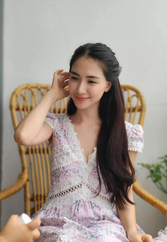  Hòa Minzy đăng khoảnh khắc đời thường tại nhà riêng. "Ở nhà không hiểu sao mà sụt 44 xuống có 41 ký mọi người ạ", cô than thở.