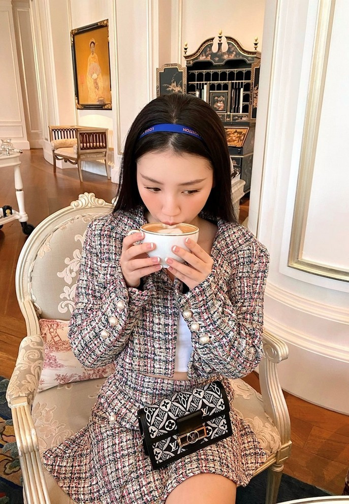 Amee trông như tiểu thư với set đồ hiệu thưởng thức cà phê những ngày trước dịch.