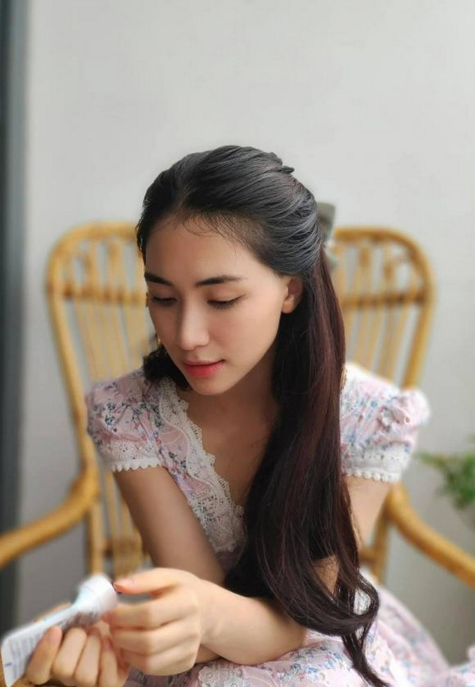 Nữ ca sĩ được bạn bè, khán giả khen sắc vóc thon thả, mặt mộc xinh đẹp dù là "mẹ bỉm sữa". Chồng Hòa Minzy thậm chí giục vợ tăng cân để trông đầy đặn hơn.