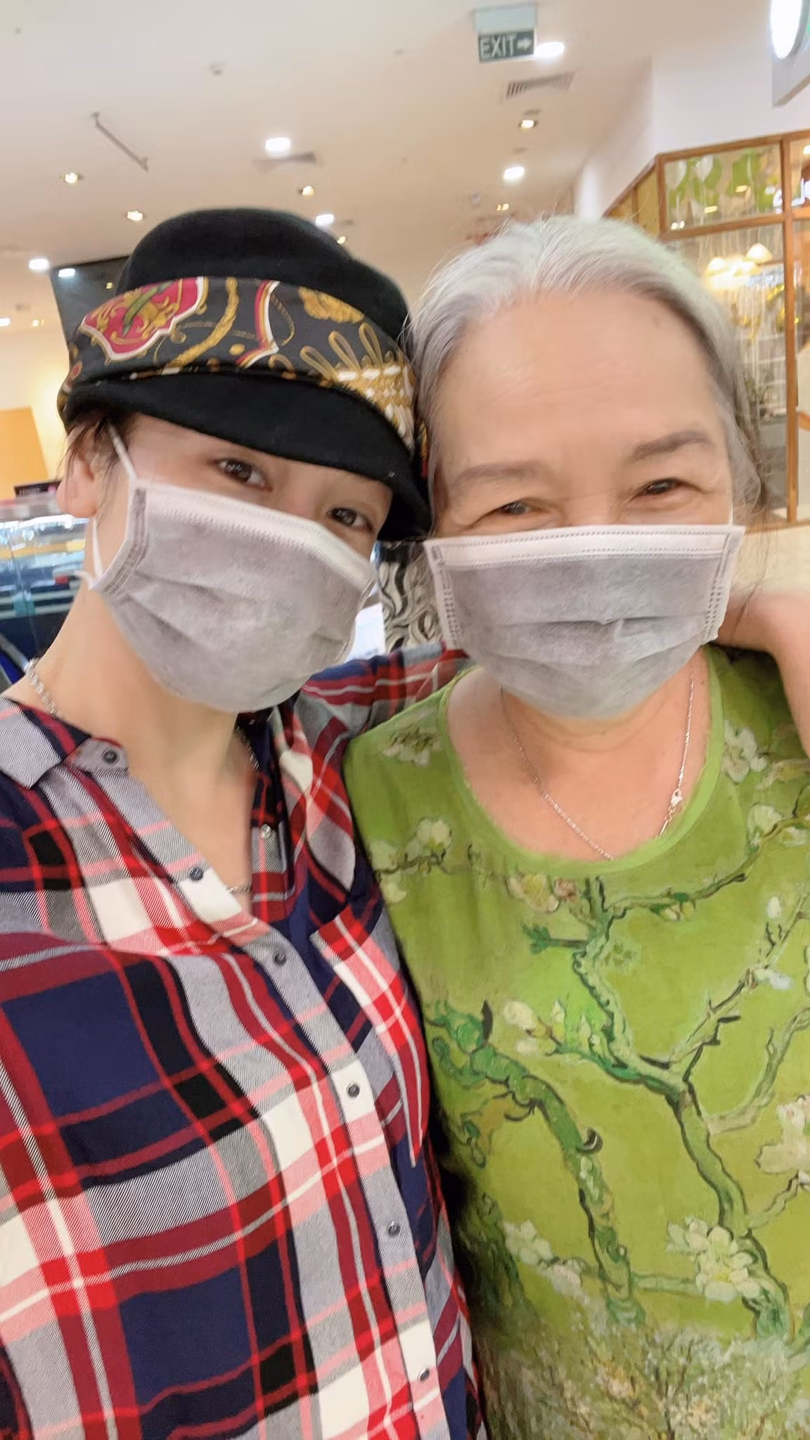 Nhật Kim Anh dẫn mẹ đi mua sắm.