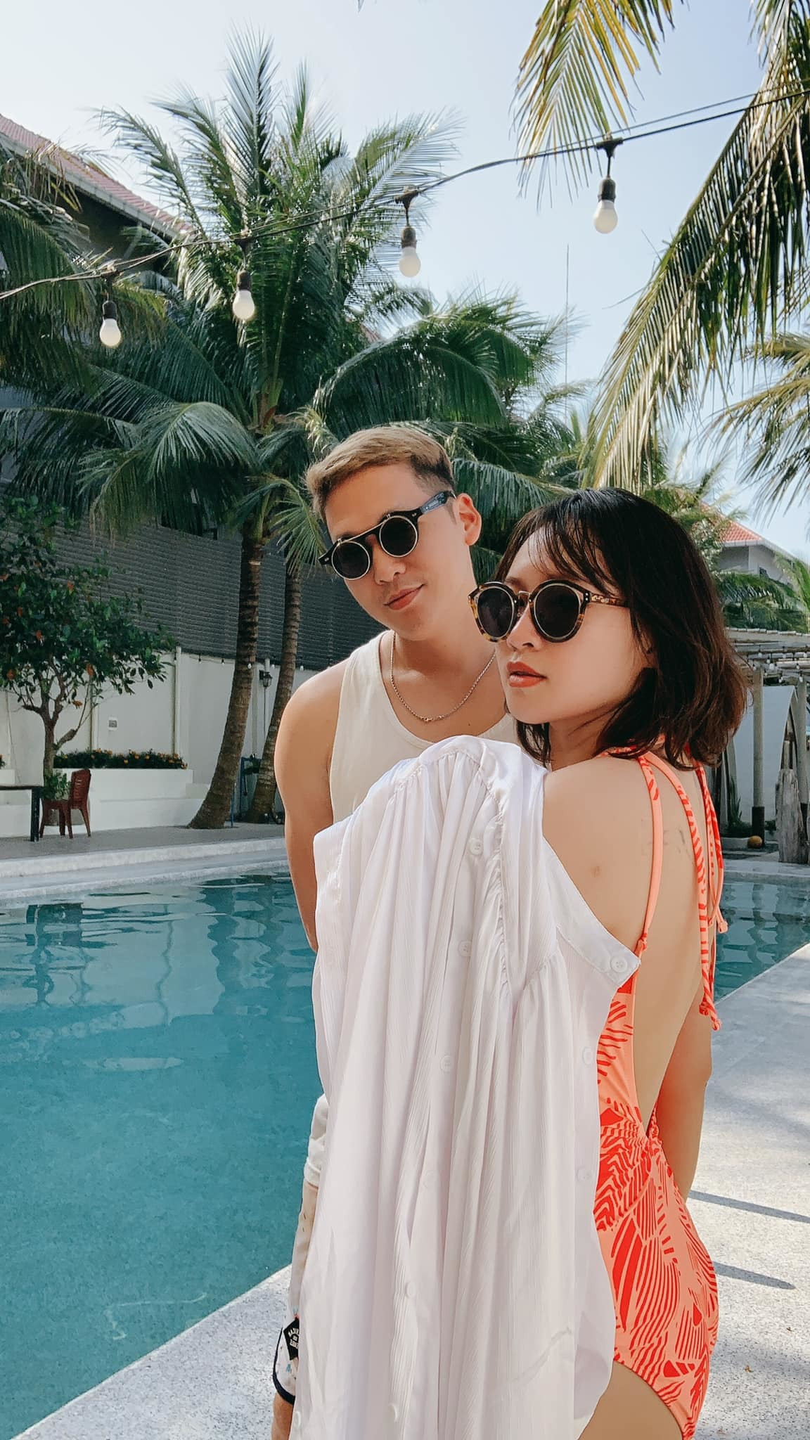 Sao Việt hôm nay 26/2: Khánh Linh tự bình luận hài hước về tạo dáng của mình: "Lâu lắm mới bày đặt dẹo dẹo bên anh ấy". 