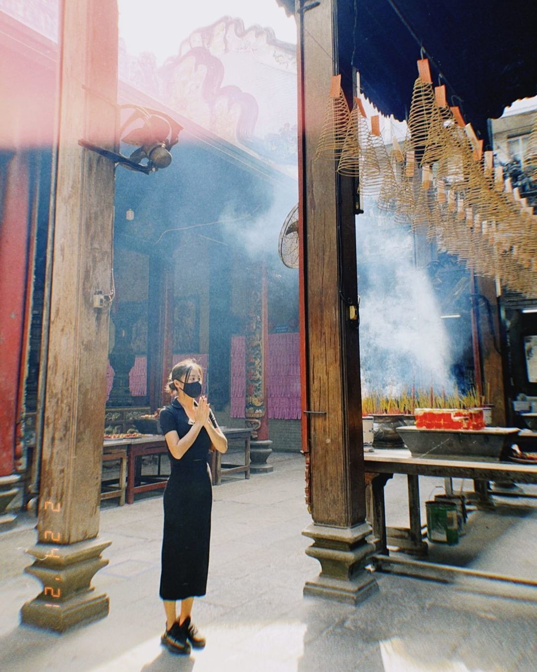 Văn Mai Hương đeo khẩu trang đi chùa đầu năm.