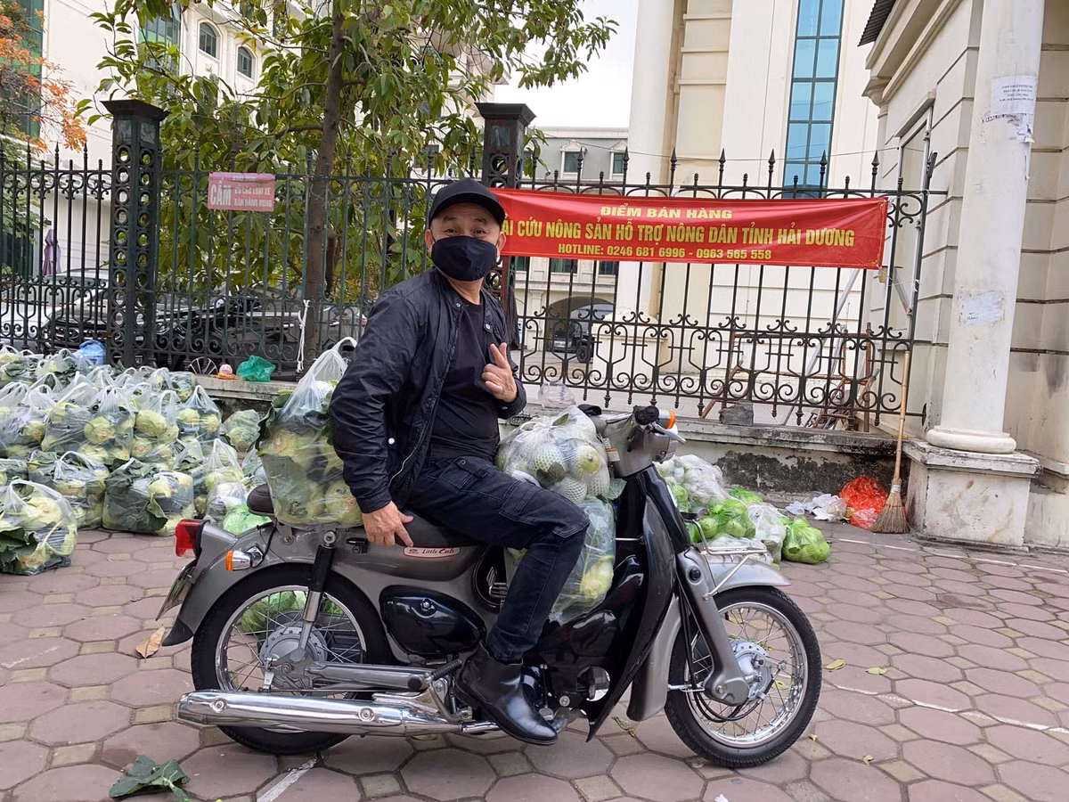 NSƯT Xuân Hinh mua ủng hộ 1 túi to bắp cải, kêu gọi mọi người chung tay giúp người dân Hải Dương tiêu thụ nông sản.