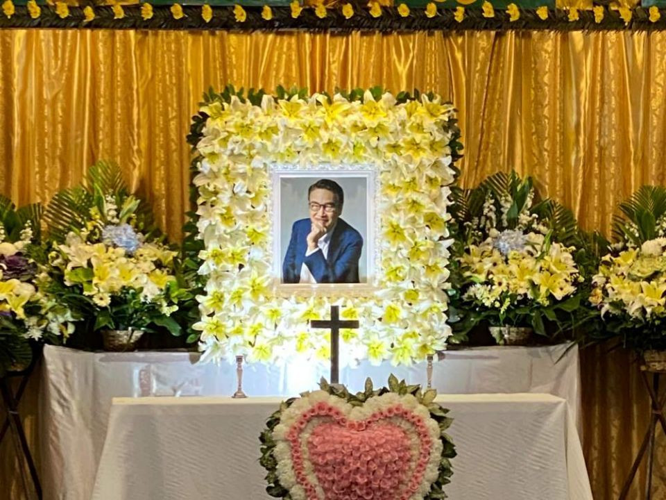 Ngày 7/3, lễ tang của Ngô Mạnh Đạt được tổ chức tại nhà tang lễ ở Hong Kong theo nghi thức Thiên chúa giáo. Từ đầu giờ chiều, nhiều nghệ sĩ đã có mặt tiễn đưa cố diễn viên lần cuối.