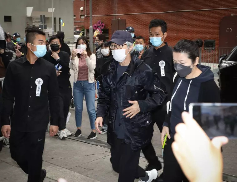 Châu Tinh Trì thu hút sự chú ý khi bất ngờ xuất hiện tại lễ tang Ngô Mạnh Đạt. Tài tử nổi tiếng diện trang phục đen, cùng em gái nhanh chóng tiến vào bên trong. Theo Appledaily, Châu Tinh Trì đứng trầm ngâm bên linh cữu đàn anh thân thiết và rời đi chỉ sau 10 phút.