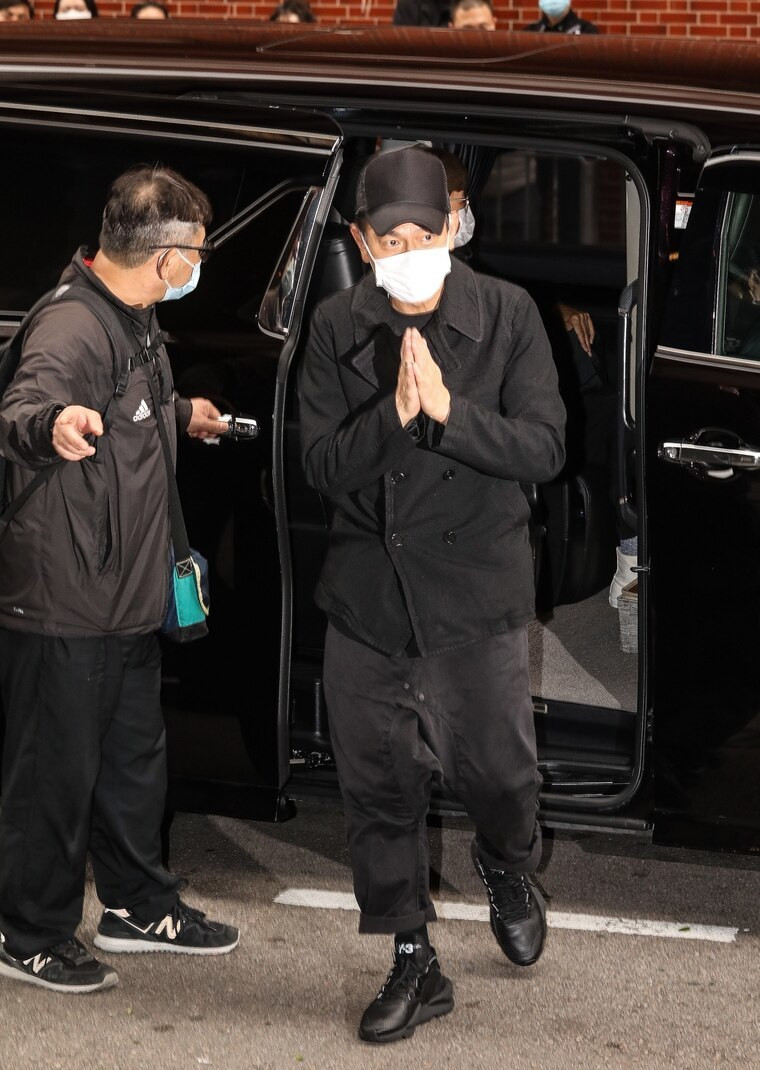 Lưu Đức Hoa có mặt trong dòng người tiễn đưa. "Đạt ca ở thế giới bên kia sẽ không còn chịu sự giày vò của bệnh tật nữa rồi", tài tử nói lời từ biệt đàn anh.