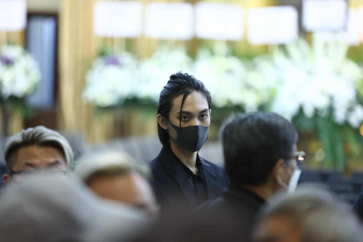 Con trai Ngô Mạnh Đạt đại diện gia quyến cảm tạ khách đến viếng. Do dịch COVID-19, gia đình tổ chức buổi lễ nhỏ gọn, ấm cúng dành cho bạn bè và số ít người thân.