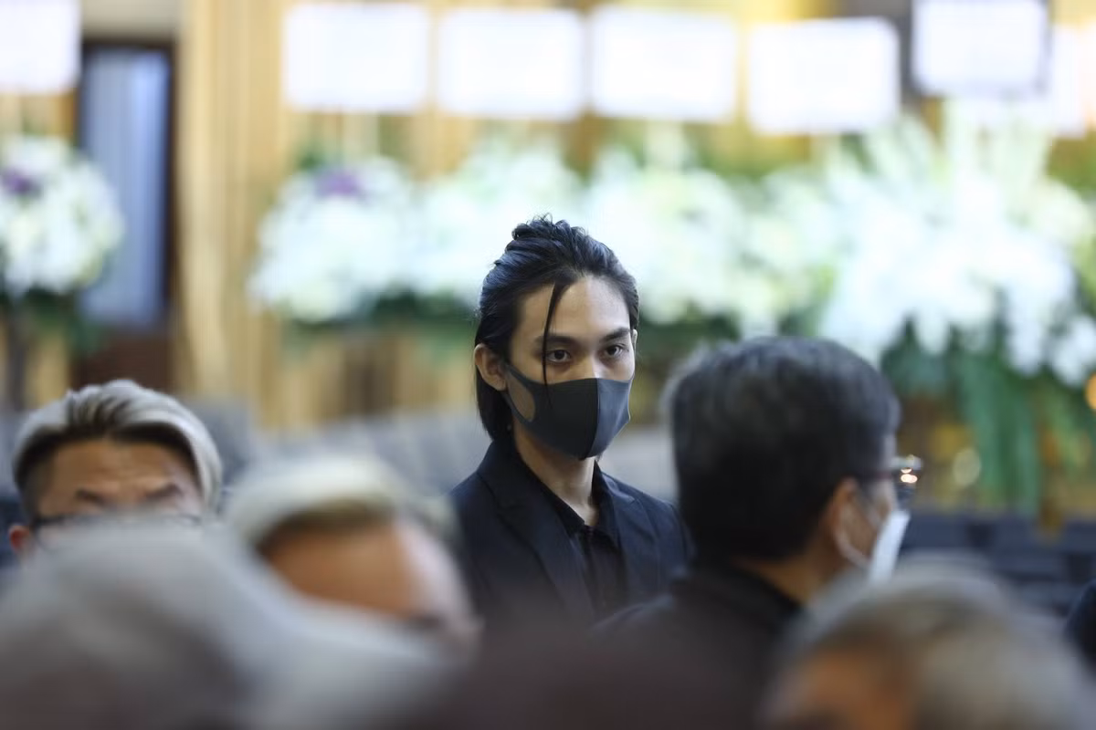 Con trai Ngô Mạnh Đạt đại diện gia quyến cảm tạ khách đến viếng. Do dịch COVID-19, gia đình tổ chức buổi lễ nhỏ gọn, ấm cúng dành cho bạn bè và số ít người thân.