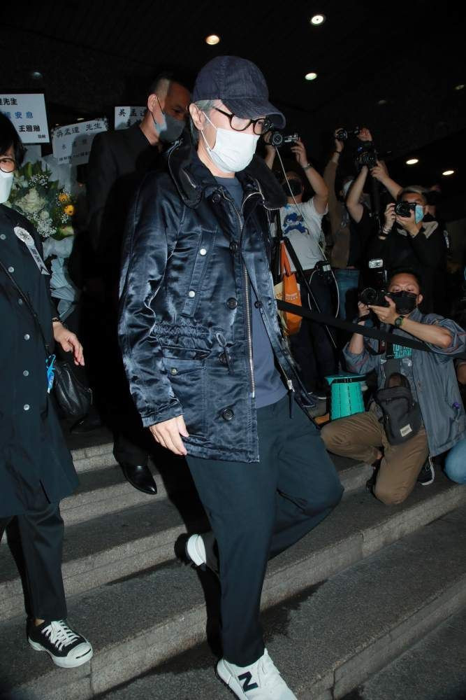 Châu Tinh Trì và Ngô Mạnh Đạt từng là bạn vong niên, gắn bó trong nghề nghiệp và cuộc sống cho đến khi nảy sinh mâu thuẫn. Những năm cuối đời, mối quan hệ cả 2 được hàn gắn khi Châu Tinh Trì chủ động liên hệ hỏi han bệnh tình và sẵn sàng hỗ trợ kinh phí trị bệnh cho đàn anh.