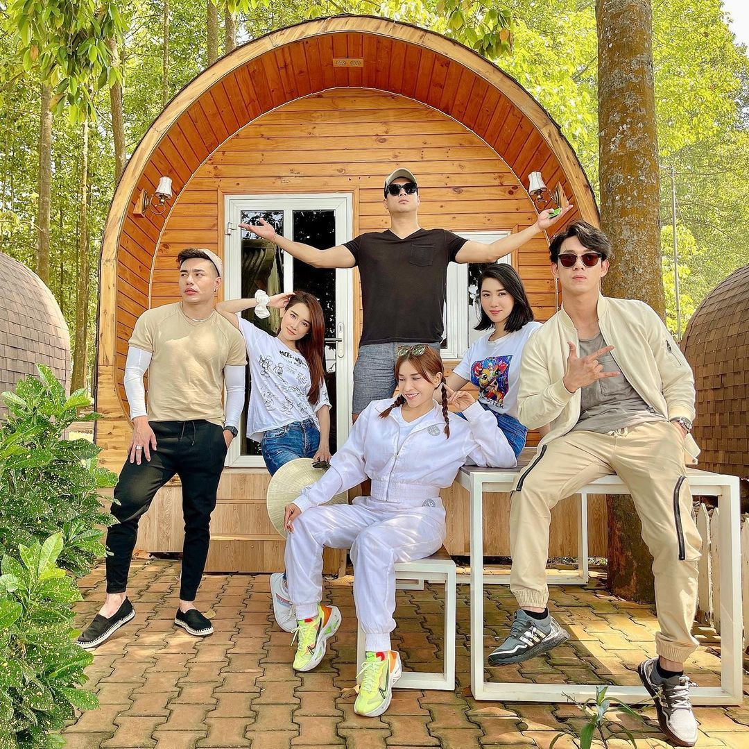 Thúy Ngân, Nhã Phương và hội bạn thân nghệ sĩ đi du lịch cùng nhau.