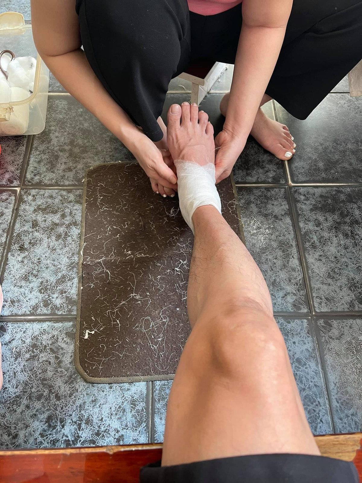 Đàm Vĩnh Hưng chia sẻ: "Má tôi đã dặn đừng sửa nhà, đốn cây,... nhưng tôi không nghe. Thế là cầu thang gỗ mới sửa lấy cho một góc thịt và da ngay mắc cá sau! Nay lại bị trật gót chân".