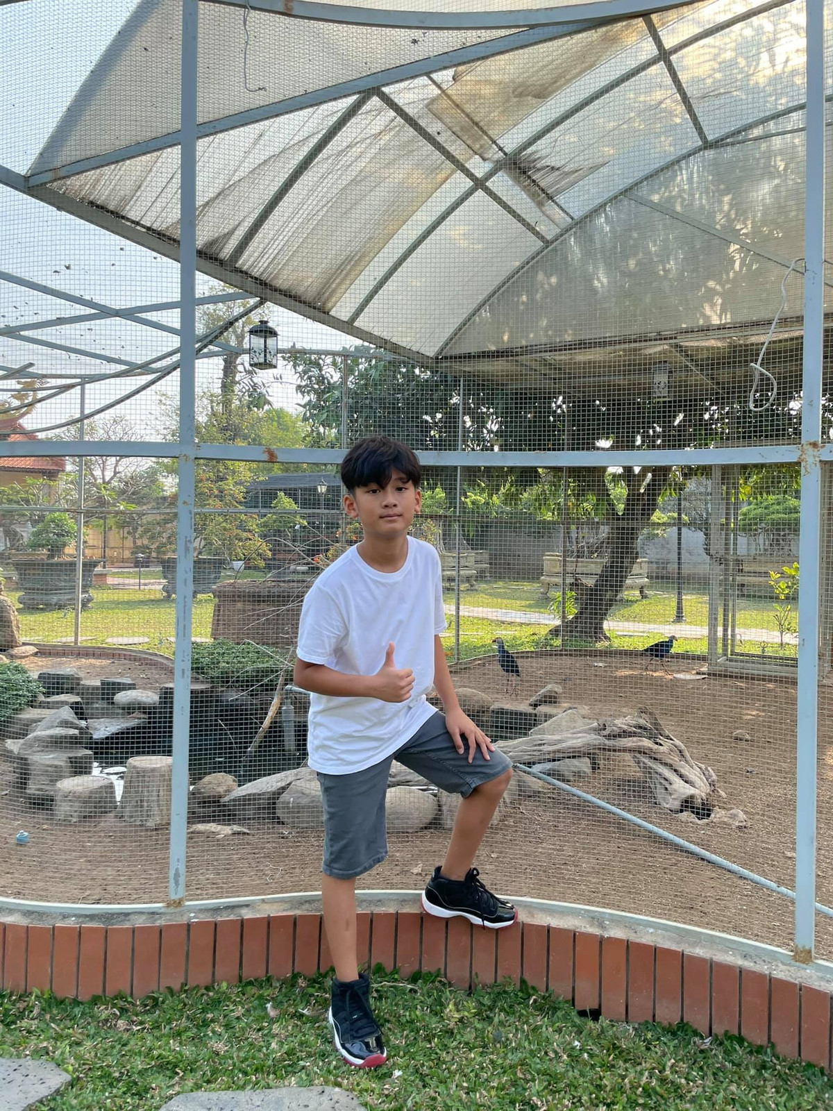 Lệ Quyên khoe ảnh con trai ở Đền thờ Tổ của Hoài Linh, đồng nghiệp xuýt xoa khen vẻ xinh trai của bé.