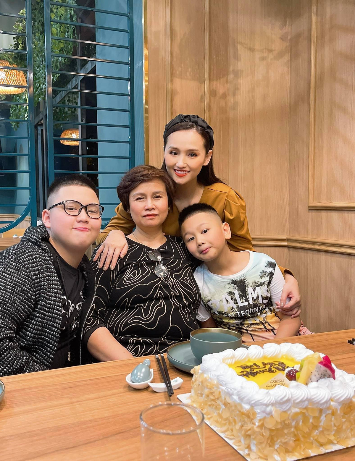 Lã Thanh Huyền và các con mừng tuổi bà.