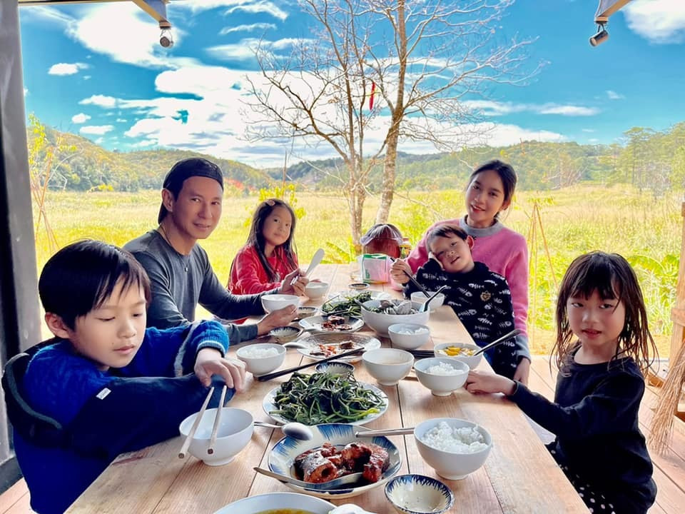 Bữa cơm "tự sản, tự tiêu" của gia đình Lý Hải.