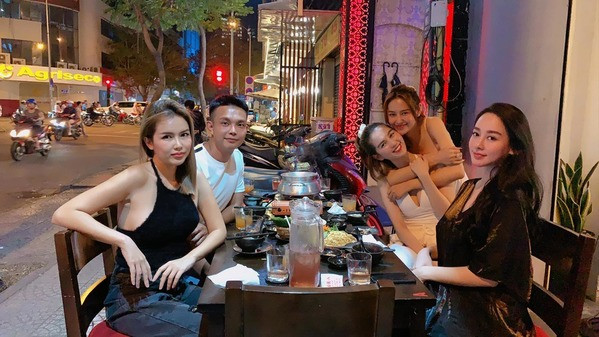 Không chỉ có sở thích ăn hàng, Ngọc Trinh còn có thú vui nhậu nhẹt. Cô và hội bạn thường xuyên tụ tập, từ tại gia, quán bar tới hè phố...