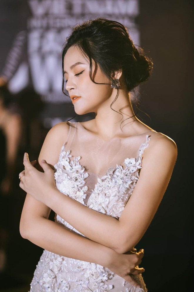 Thu Quynh ven ao khoe hinh xam tai vi tri nhay cam-Hinh-2