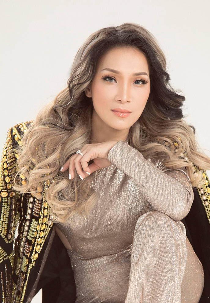 Hồng Ngọc lạ lẫm với tạo hình cá tính, quyến rũ. "Hãy làm chủ chính mình, bình thường nhưng không tầm thường", cô viết.