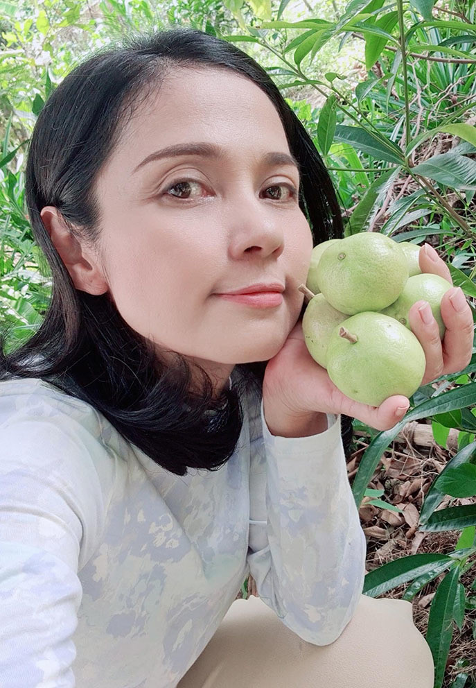 Việt Trinh hào hứng khoe những trái cây tự tay thu hoạch từ vườn nhà.