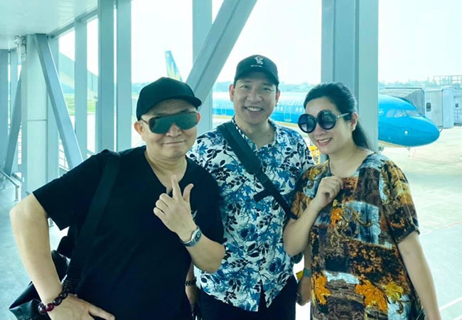 Sao Việt hôm nay 22/4: Bộ ba nghệ sĩ Xuân Hinh, Quang Thắng và Thanh Thanh Hiền tranh thủ chụp ảnh kỷ niệm khi có dịp đi cùng chuyến bay.