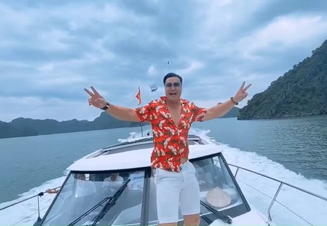 Lý Hùng thích thú ngắm nhìn biển đảo Hạ Long trong chuyến du lịch cùng gia đình.