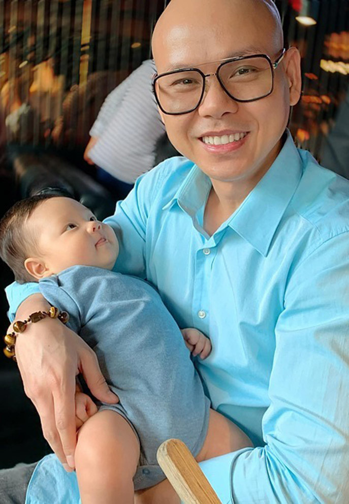 Phan Đình Tùng hạnh phúc bên "bản sao" là cậu con trai giống mình như khuôn đúc.
